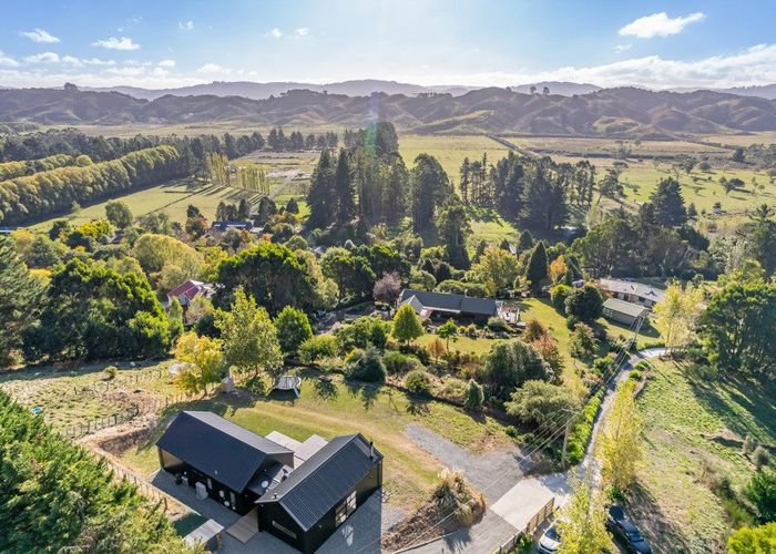 For sale 201b Katherine Mansfield Drive, Whitemans Valley, Upper Hutt
