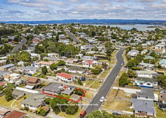  at 1/25 Fairclough Road, Beach Haven, North Shore City, Auckland