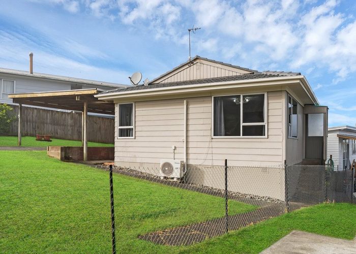  at 9 Glenbervie Crescent, Massey, Waitakere City, Auckland