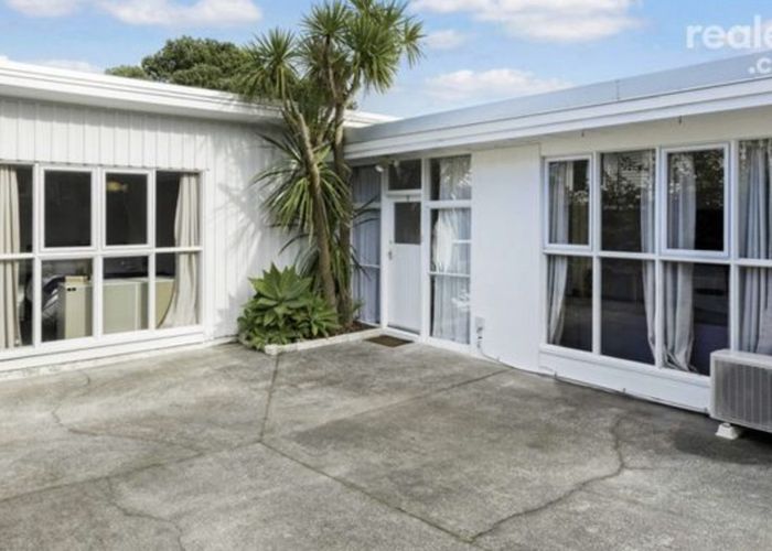  at 2/132 Edmonton Road, Te Atatu South, Auckland