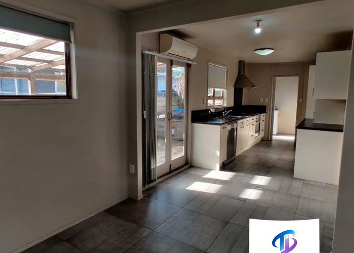  at 2/41 Challen Close, Conifer Grove, Takanini