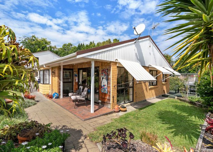  at 1/15 Micawber Place, Mellons Bay, Auckland