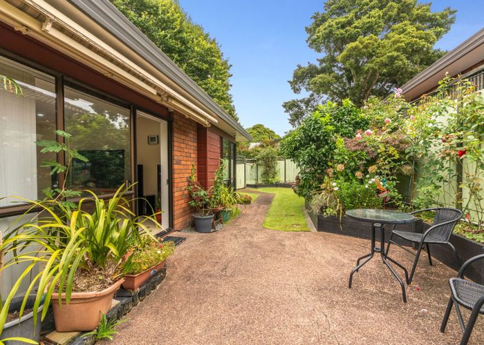  at 2/6 Arthur Road, Hill Park, Manukau City, Auckland