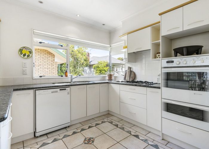  at 2/60 Tarawera Terrace, St Heliers, Auckland