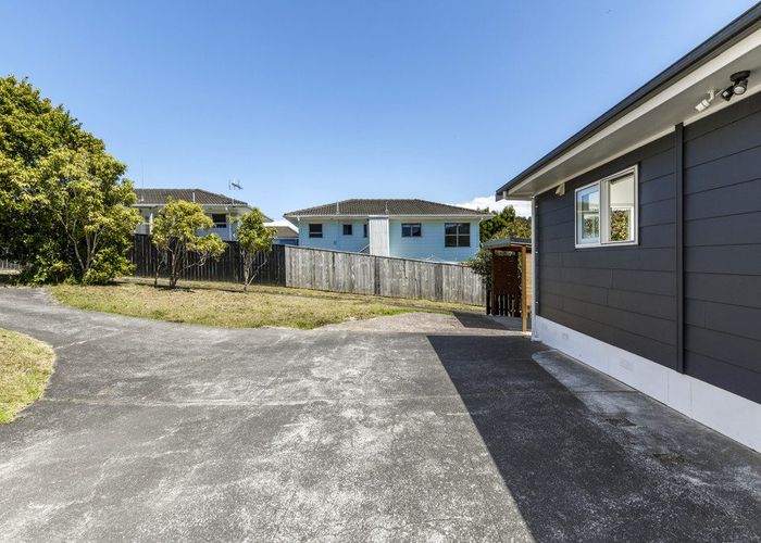  at 2/140 Lynn Road, Bayview, Auckland