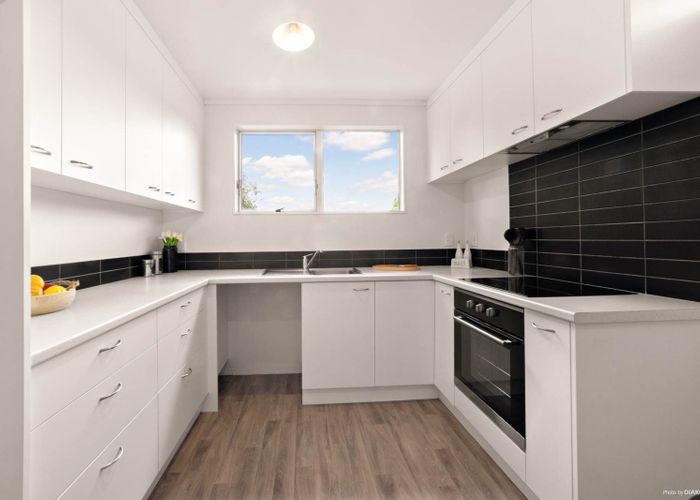  at 2/10 Kemp Road, Massey, Waitakere City, Auckland