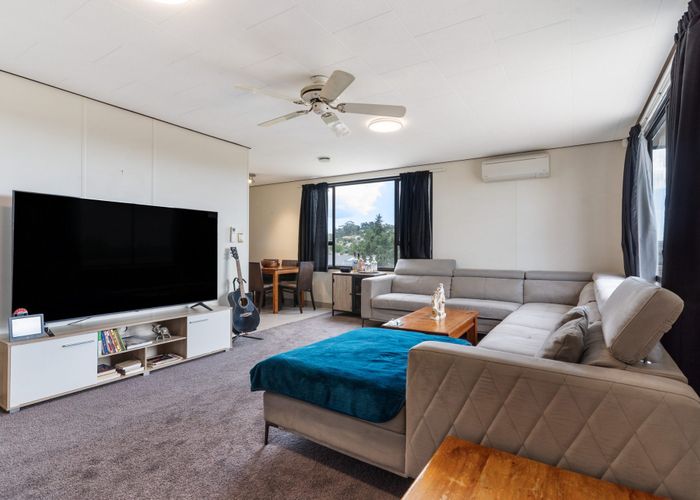  at 2/2 Grenadine Place, Unsworth Heights, North Shore City, Auckland