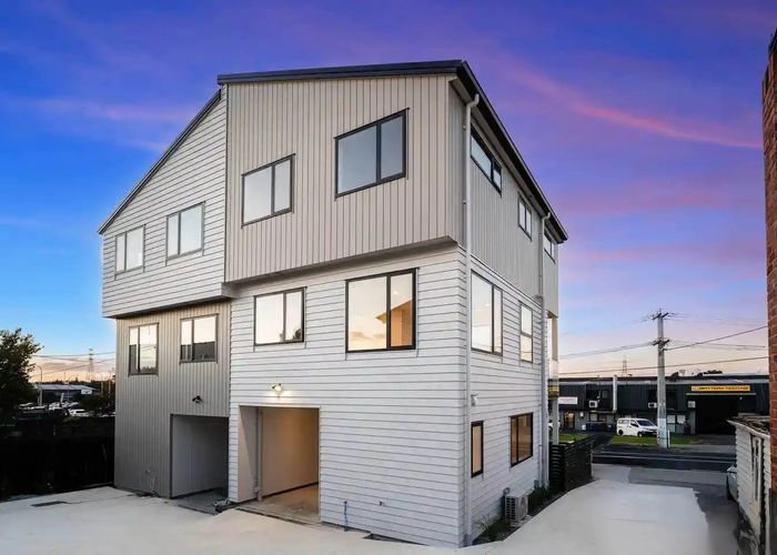  at 2/16 Binsted Road, New Lynn, Waitakere City, Auckland