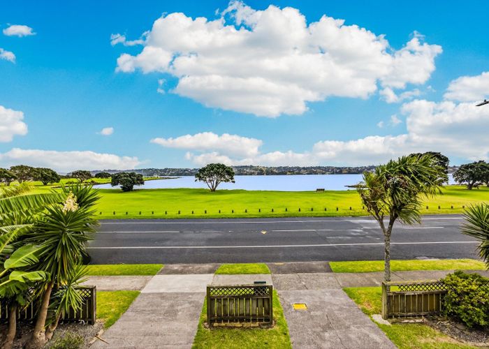  at 70 Kiwi Esplanade, Mangere Bridge, Manukau City, Auckland