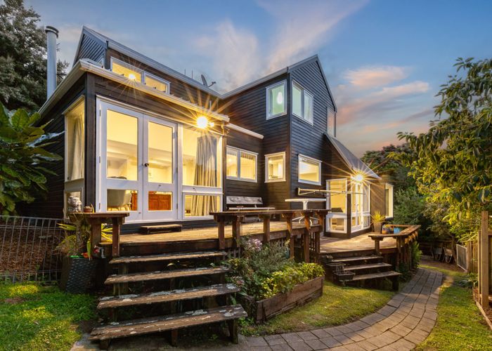  at 3A Oak Avenue, Paremata, Porirua