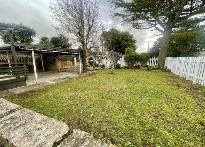  at 42 Kawiti Avenue, Point England, Auckland