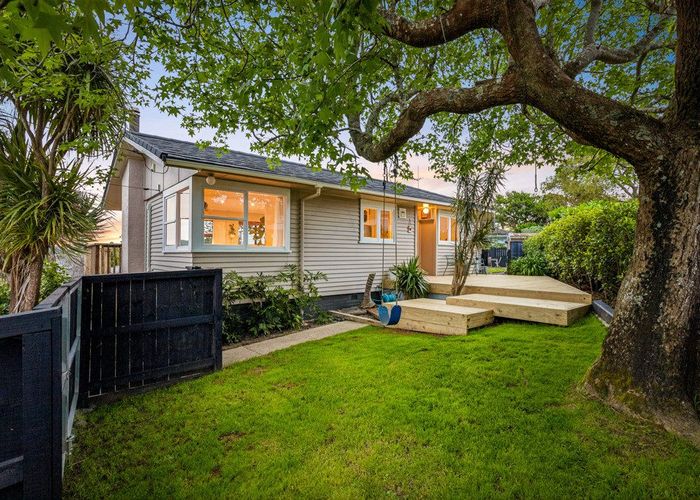  at 20 Tauhara Street, Green Bay, Waitakere City, Auckland