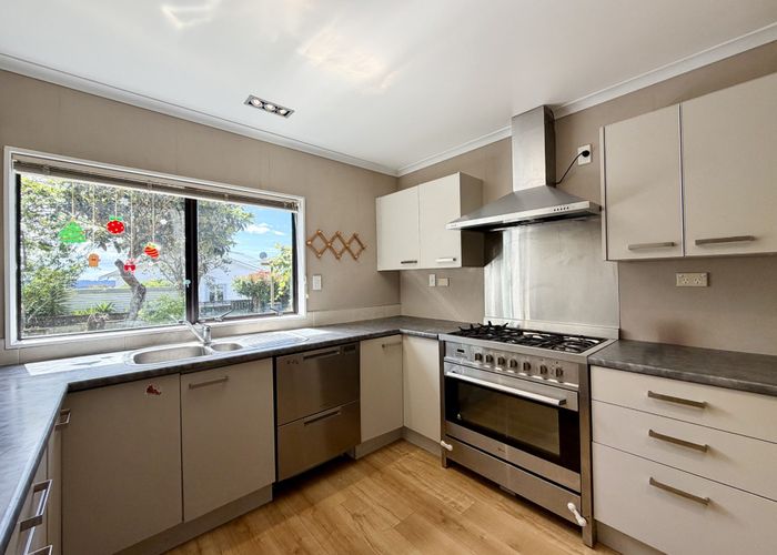  at 1/136 Sunset Road, Unsworth Heights, North Shore City, Auckland