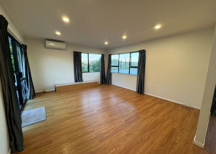  at 1 Tableau Place, Totara Vale, Auckland