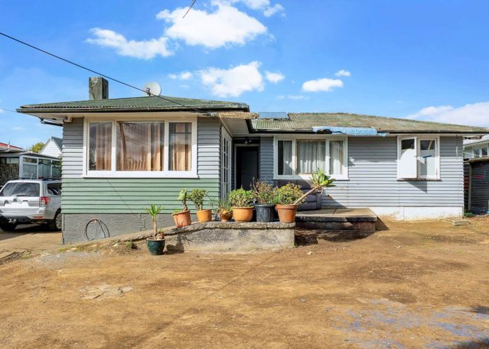  at 19 Larnoch Road, Henderson, Waitakere City, Auckland