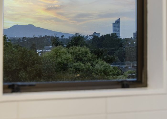 at 2/14 Chequers Avenue, Glenfield, Auckland