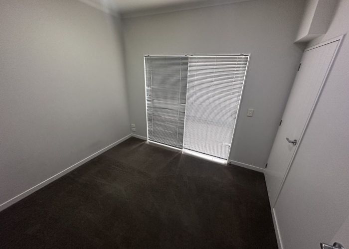  at 4/10 Salford Crescent, Flat Bush, Auckland