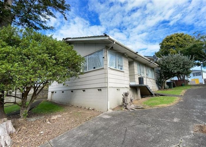  at 2/27 Mataroa Road, Mount Wellington, Auckland