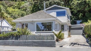  at 318 Queens Drive, Lyall Bay, Wellington