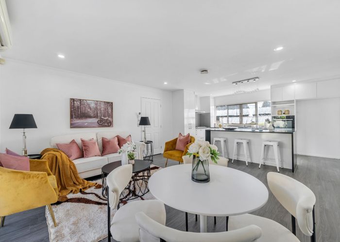  at 2 Lockington Avenue, Henderson, Waitakere City, Auckland