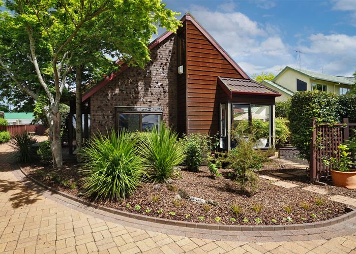  at 23 Kensington Place, Fairfield, Hamilton