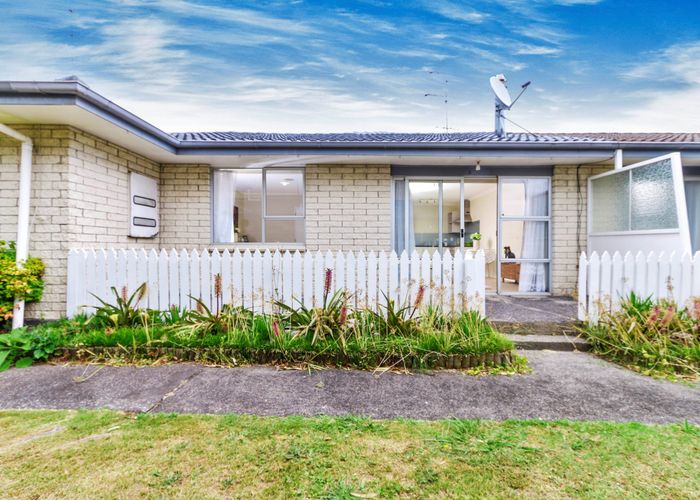  at 2/12 Stanhope Road, Mount Wellington, Auckland