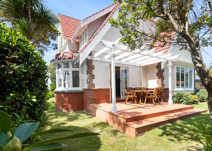  at 16 Plunket Street, Kelburn, Wellington