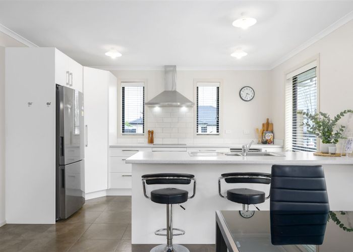  at 6 Oderings Place, Huntington, Hamilton