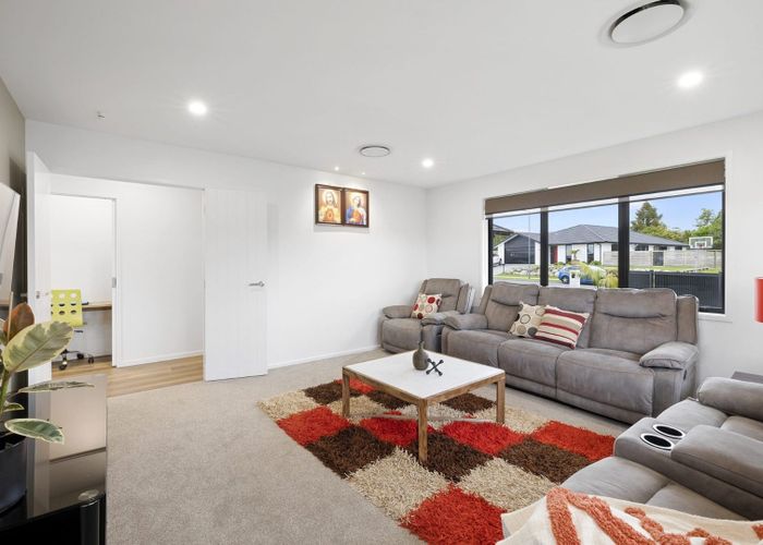  at 8 Kararaina Close, Whalers Gate, New Plymouth