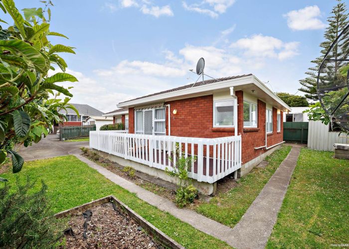  at 2/239 Edmonton Road, Te Atatu South, Waitakere City, Auckland