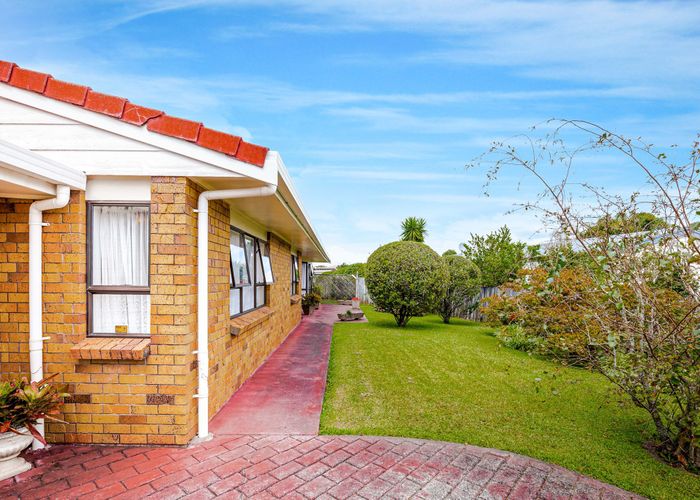  at 8 Chablis Place, Henderson, Auckland