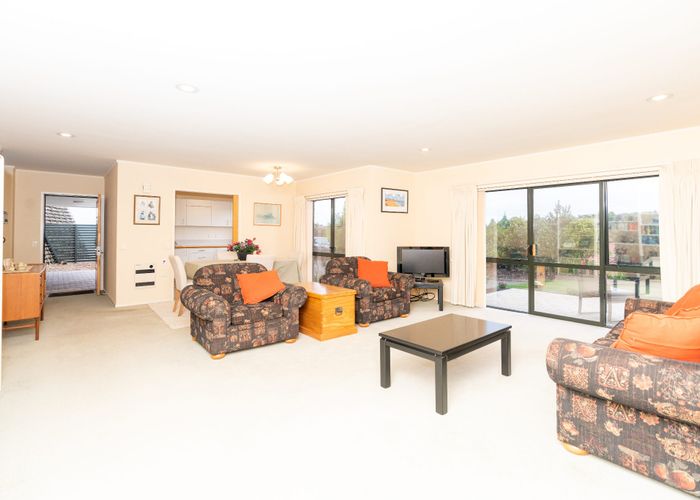  at 61 Grosvenor Gardens, Flagstaff, Hamilton