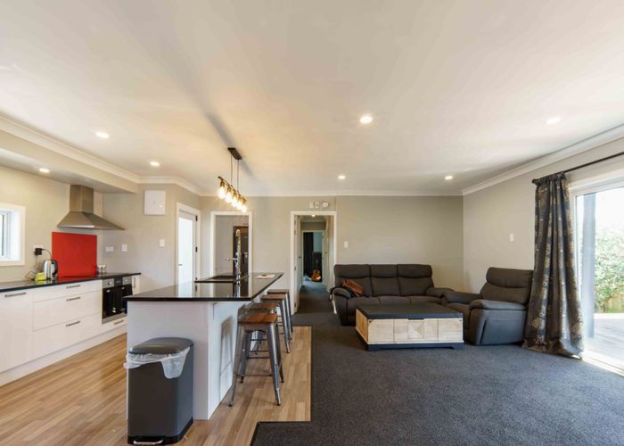  at 8 Deanwell Avenue, Deanwell, Hamilton