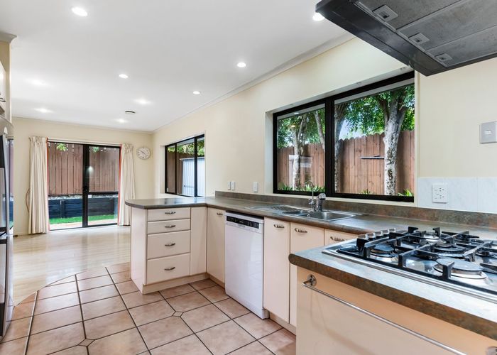 at 2/25 Thirlmere Rise, Northpark, Auckland