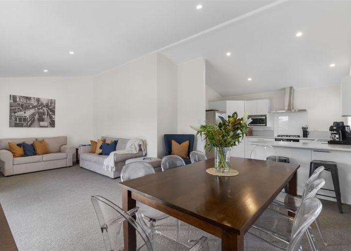  at 2/8 Wattle Street, New Lynn, Auckland
