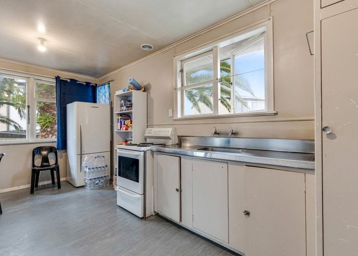  at 21 Farnborough Crescent, Mangere, Auckland