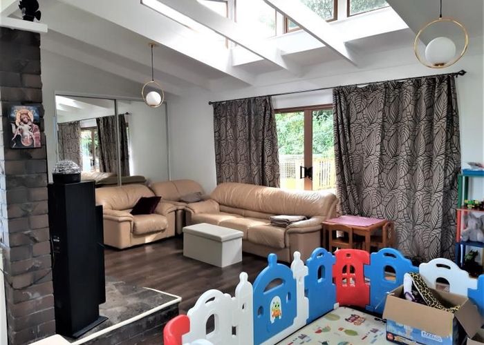  at 806 Beach Road, Browns Bay, Auckland