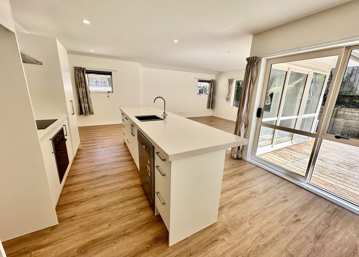  at 27A Easton Park Parade, Glenfield, North Shore City, Auckland