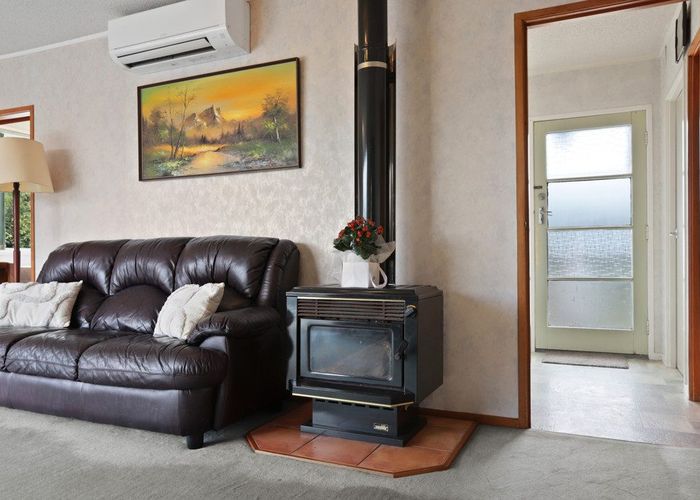  at 4 Halcombe Place, Green Bay, Waitakere City, Auckland