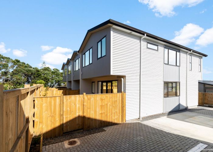  at 421C Glenfield Road, Glenfield, Auckland
