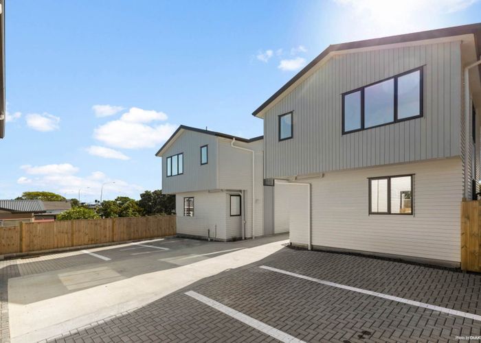  at 423 Glenfield Road, Glenfield, Auckland