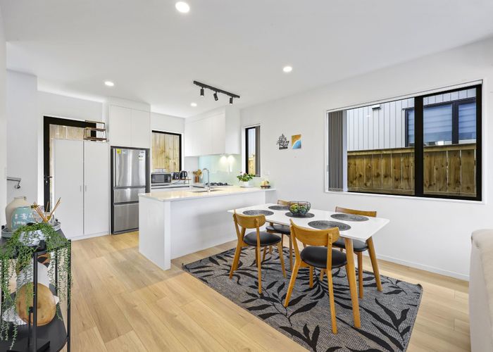  at 2/39 Lyndhurst Road, Te Atatu South, Waitakere City, Auckland