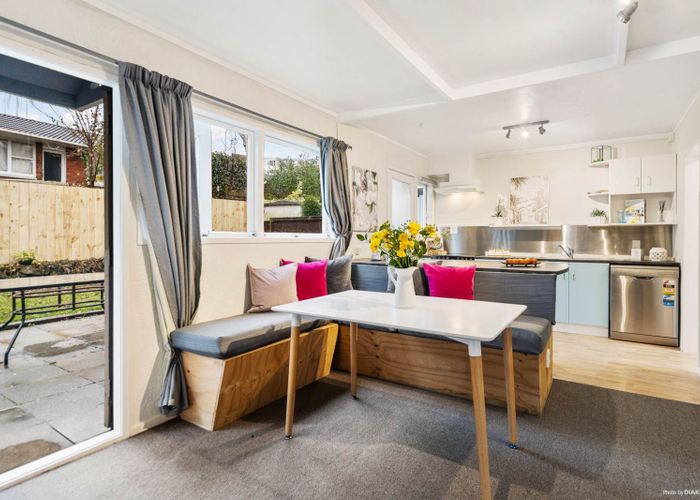  at 2/27 Lagoon Drive, Panmure, Auckland