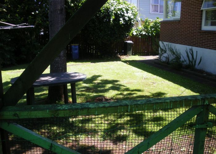  at 2/8 Evelyn Place, Hillcrest, North Shore City, Auckland