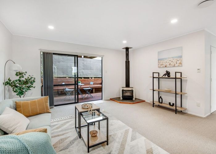  at 2/14 Valecrest Place, Bayview, Auckland