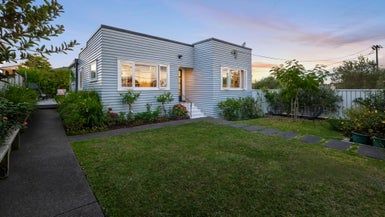  at 2/10 Coronation Street, Belmont, Auckland