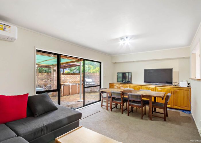  at 2/11 Smale Street, Point Chevalier, Auckland