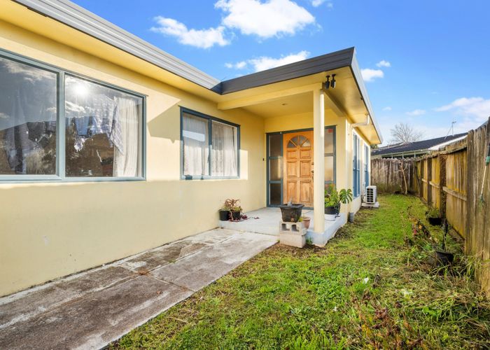  at 2/13 Gray Avenue, Māngere East, Auckland