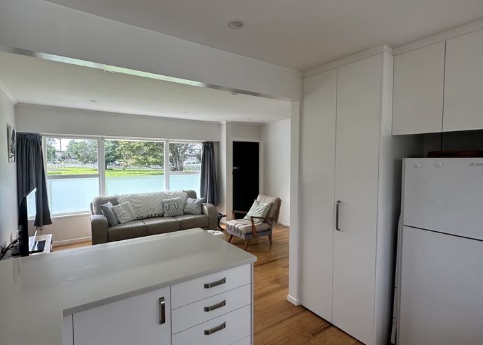  at 2/110 East Coast Road, Forrest Hill, North Shore City, Auckland