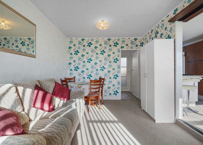  at 14 Leslie Place, Deanwell, Hamilton